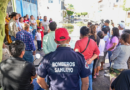 El Dr. Manuel Gálvez Sánchez escucha las preocupaciones de los vecinos de la colonia Marcos Castellanos tras las inundaciones