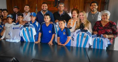Reconocen autoridades municipales a campeones del Torneo de Primarias con entrega de uniformes deportivos