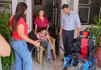 Gestos que transforman vidas: entregan sillas de ruedas a mujeres de Sahuayo