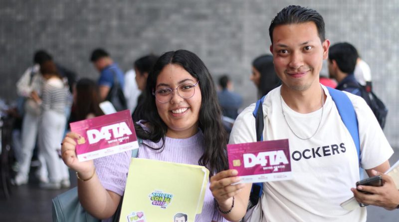 Continúa entrega de chips D4TA en escuelas y centros de distribución