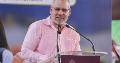 Arranca Bedolla en Uruapan entrega de material deportivo para más de 234 mil estudiantes