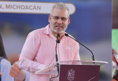 Arranca Bedolla en Uruapan entrega de material deportivo para más de 234 mil estudiantes