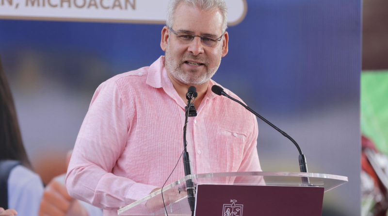 Arranca Bedolla en Uruapan entrega de material deportivo para más de 234 mil estudiantes