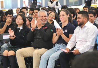 Firma Bedolla iniciativa para garantizar por ley D4ta, datos gratis para estudiantes de prepa y universidad