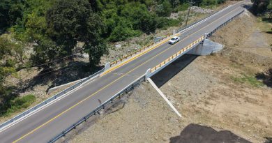 Terminan años de espera en Cruz de Campos de Aquila; ya cuentan con puente vehicular: Bedolla