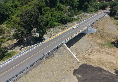 Terminan años de espera en Cruz de Campos de Aquila; ya cuentan con puente vehicular: Bedolla