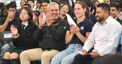 Con D4TA, docentes de prepa y universidad serán los primeros del país en recibir plan de internet gratuito: Bedolla