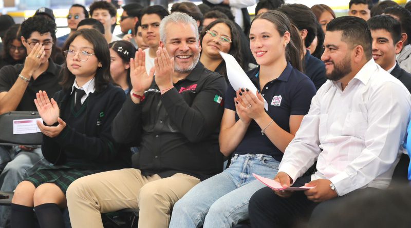 Con D4TA, docentes de prepa y universidad serán los primeros del país en recibir plan de internet gratuito: Bedolla