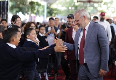 Michoacán garantiza becas universales desde educación básica hasta licenciatura: Bedolla