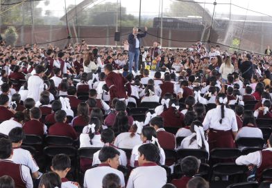 Inicia Bedolla entrega de 202 mil pares de tenis a estudiantes de secundaria