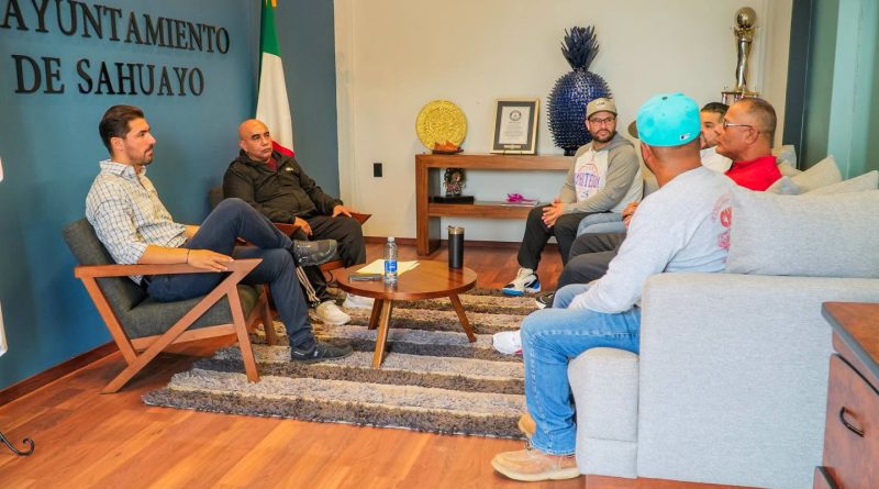 Manuel Gálvez impulsa la rehabilitación de la cancha de béisbol para fortalecer el deporte en Sahuayo