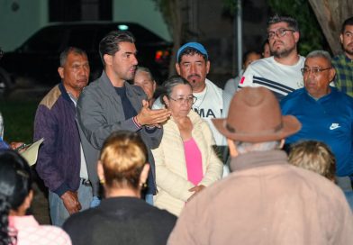 Manuel Gálvez dialoga con vecinos de la colonia Enrique Méndez para atender sus necesidades