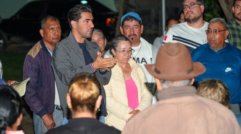 Manuel Gálvez dialoga con vecinos de la colonia Enrique Méndez para atender sus necesidades