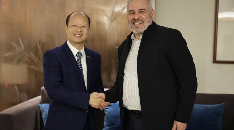 Interesa a automotriz Geely cooperación con el puerto de LC; Bedolla abre puertas para la inversión
